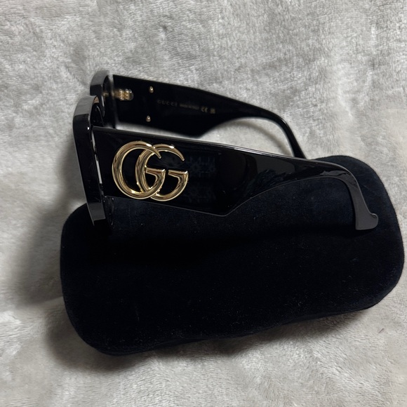 Gucci Black Sunglasses with Gold Logo - Picture 2 of 5